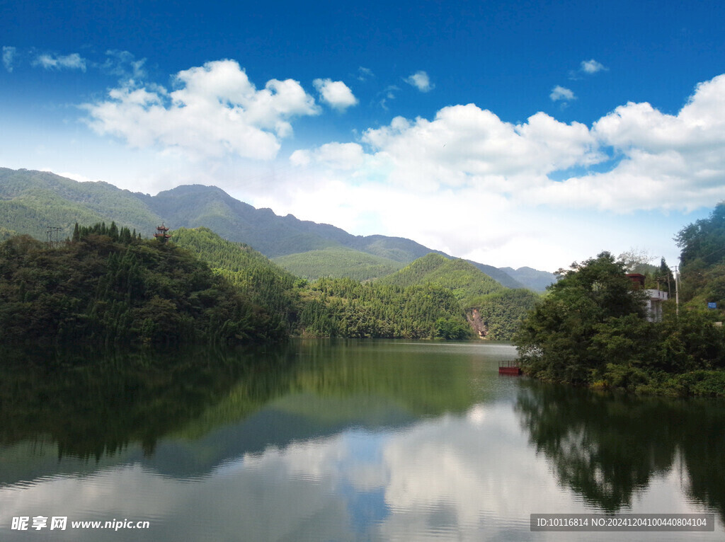 山坡下的水库