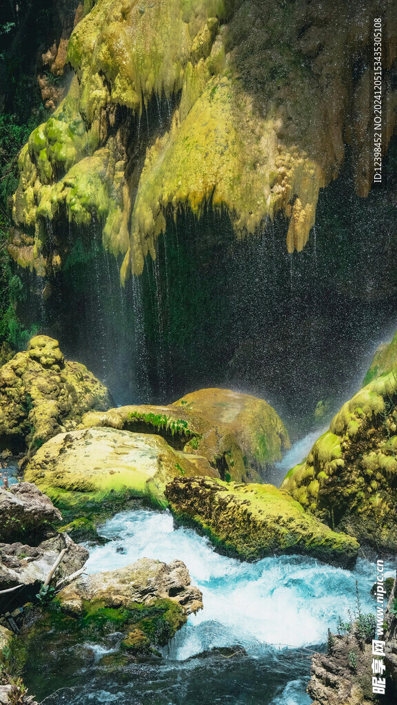瀑布溪流
