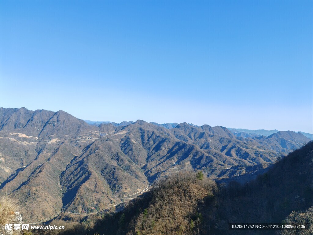 蓝天下的崇山峻岭