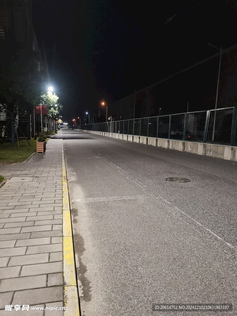 夜色下的城市街道