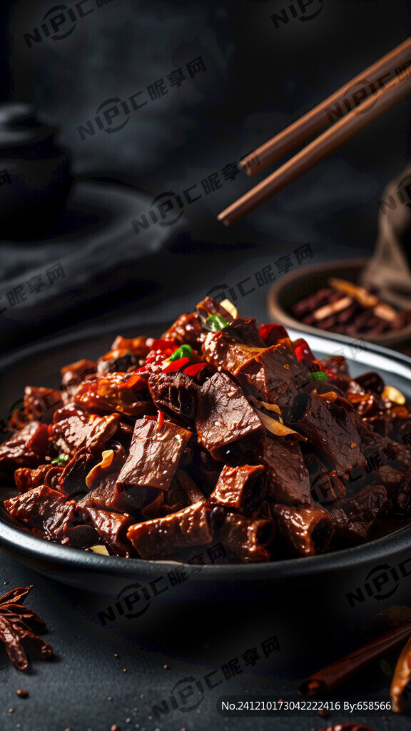 黑色背景 一盘麻辣牛肉干