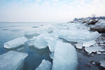 冰雪漂浮湖边