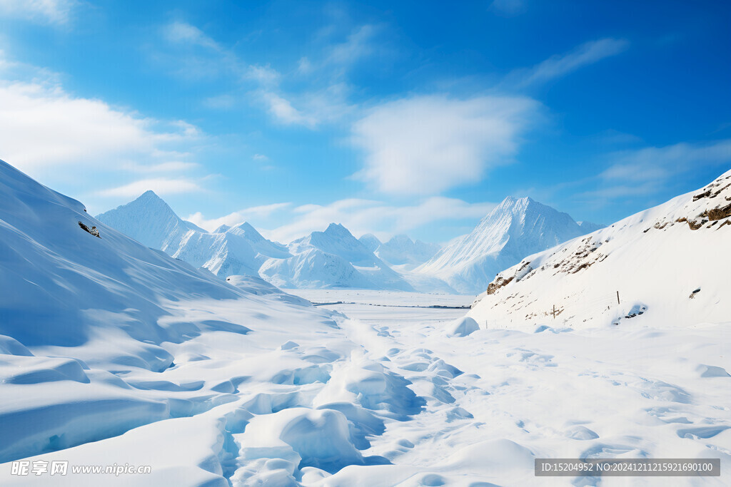 冬日蓝天下的雪山