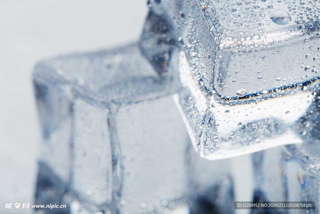 与水滴相近的冰雪立方体