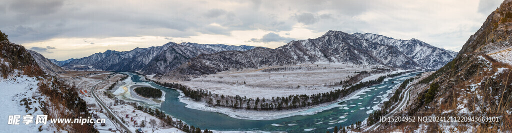 冰雪高山和山河的景象全景