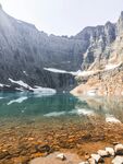 雪山脚下湖水