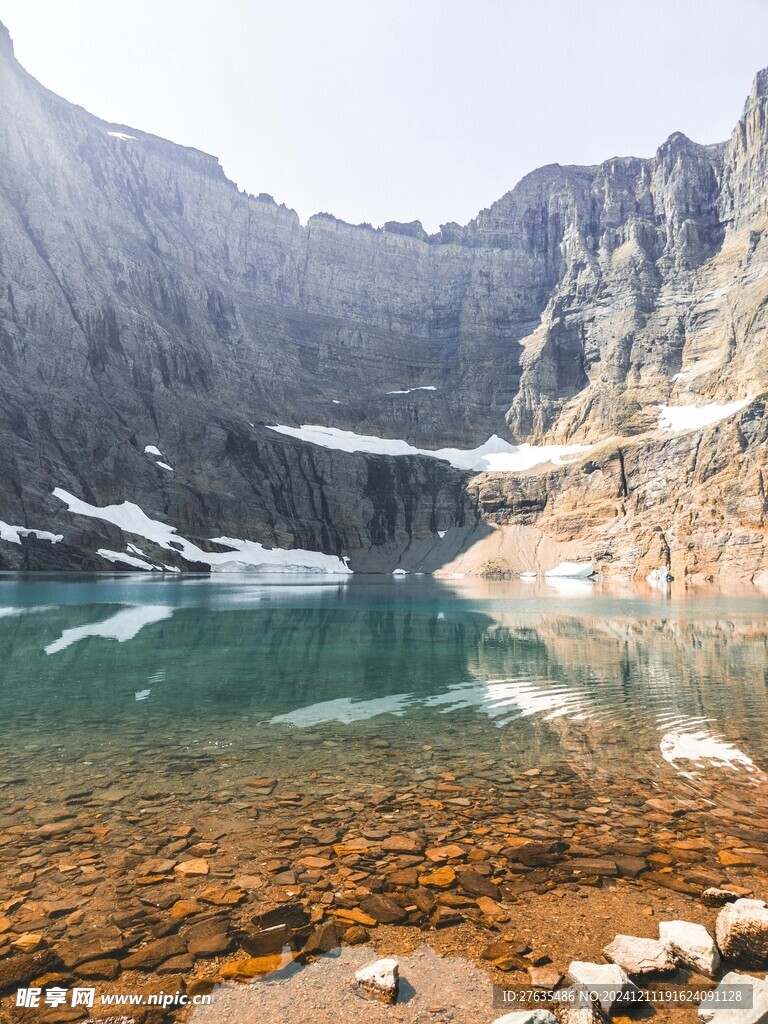 雪山脚下湖水