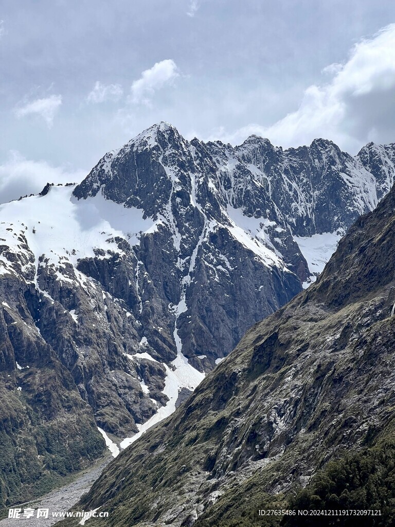 积雪冰山