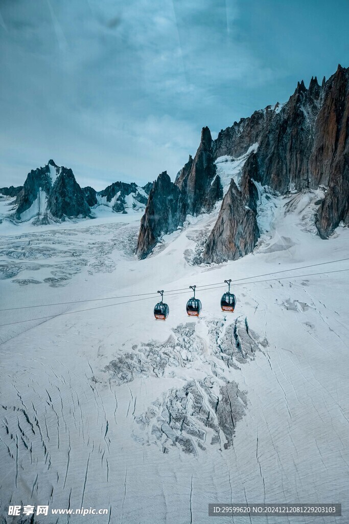 雪山  