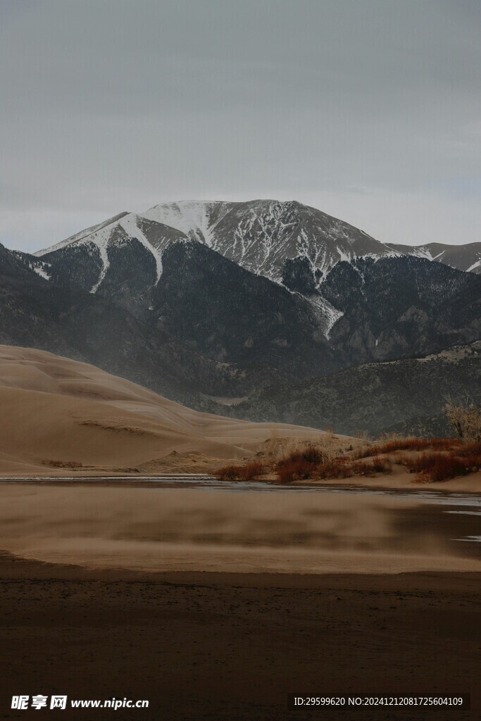 雪山  