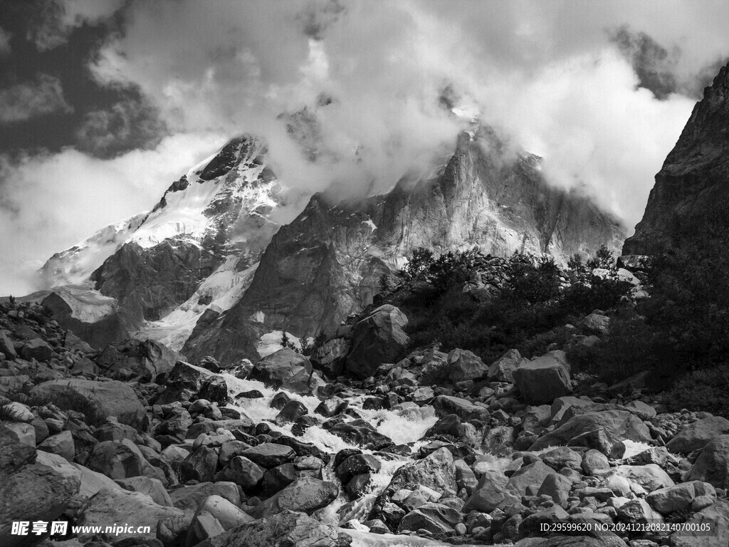 雪山  