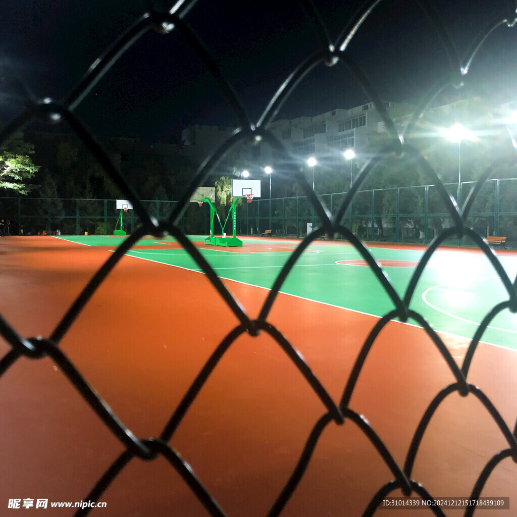 夜晚的篮球场