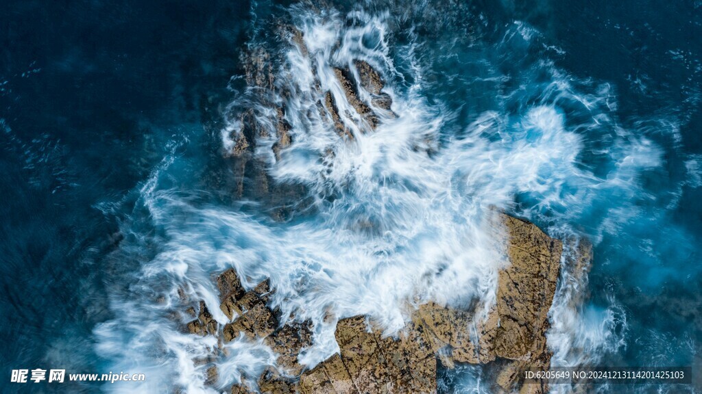 电脑壁纸海洋海浪暗礁