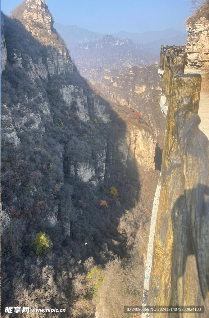 陡峭山峰