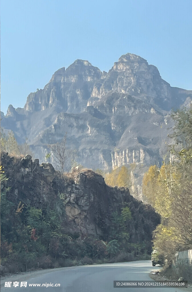 陡峭高山 