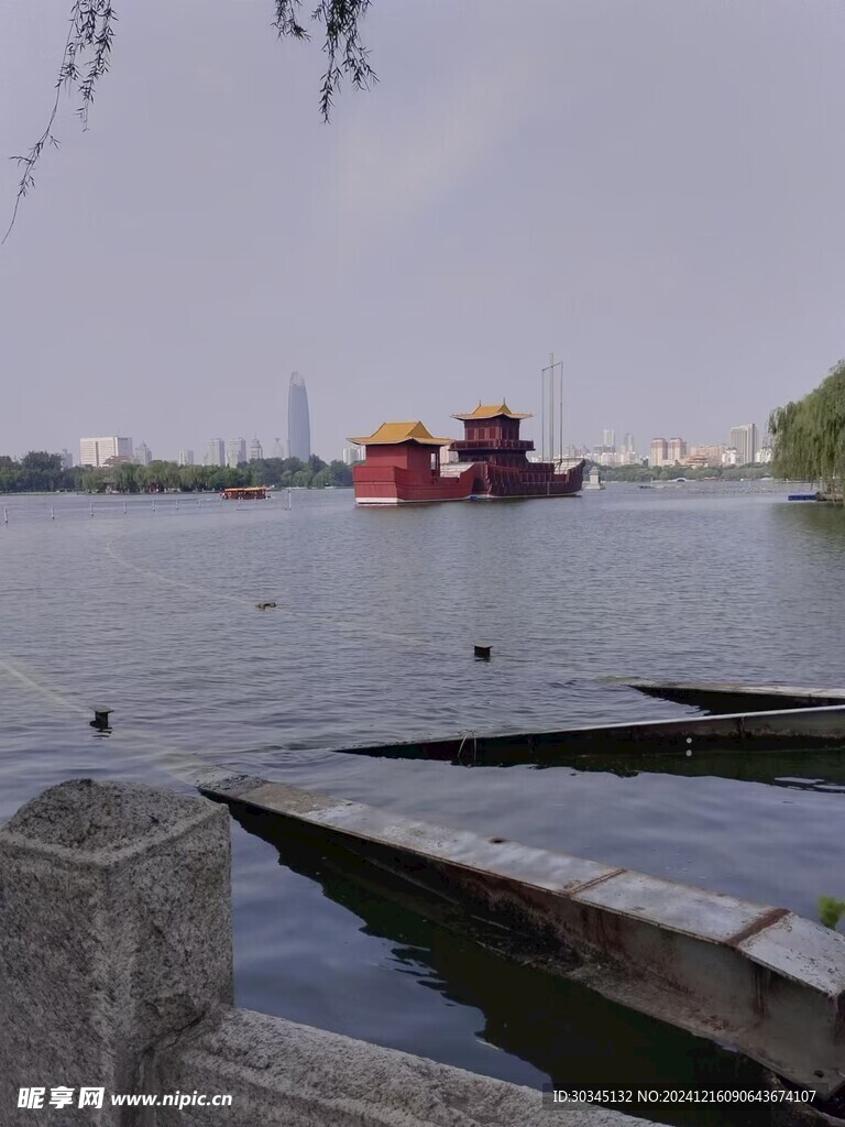大明湖上的船