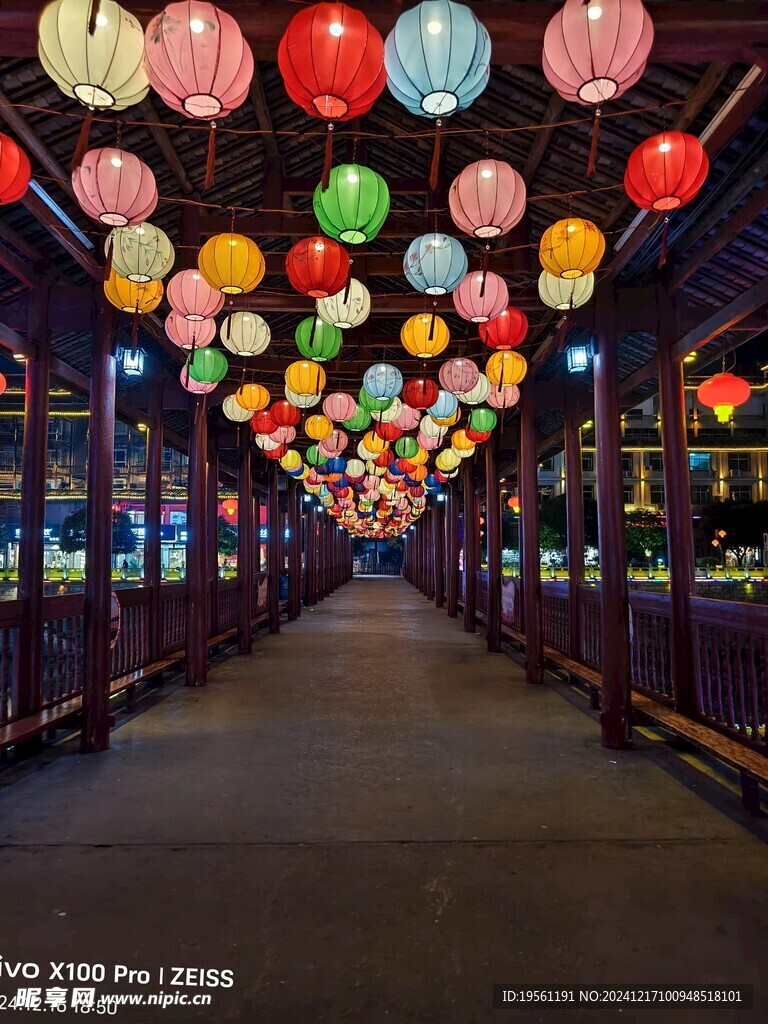 风雨廊桥夜景