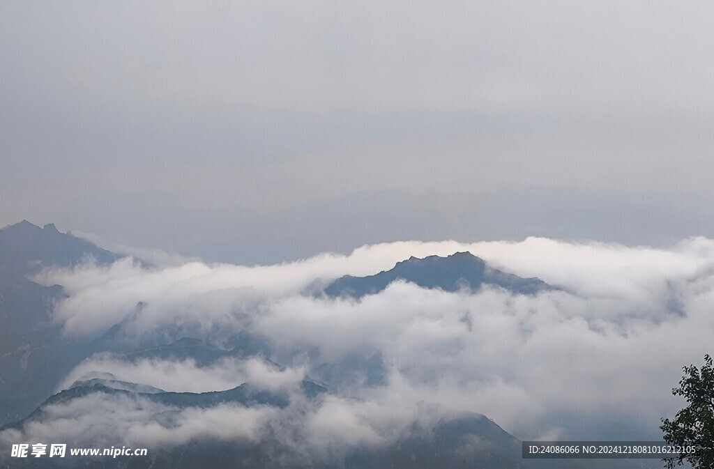 绵延高山云层