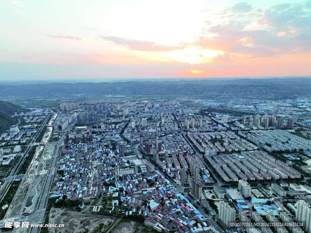 余晖下的城市