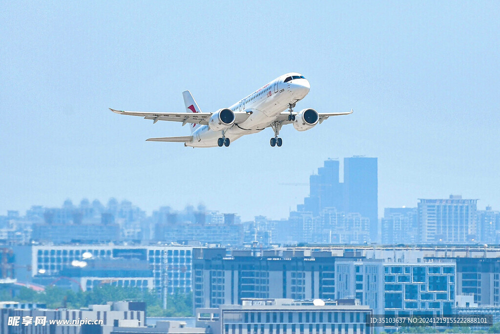 城市上空的飞机