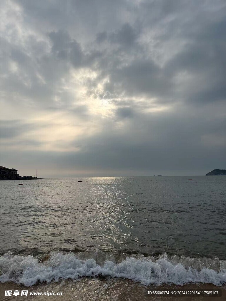 乌云遮蔽的海边日出