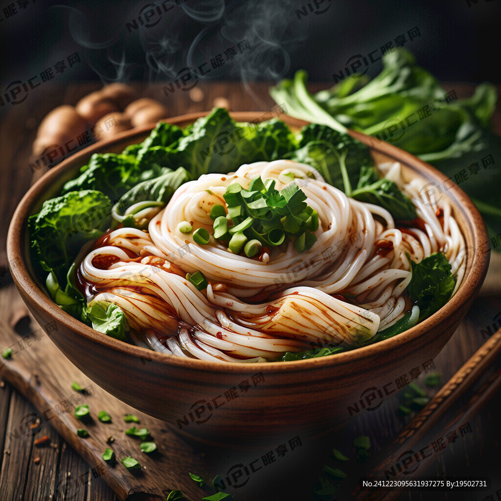 一碗土豆粉 色彩艳丽 绿色菜叶