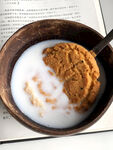 桃酥泡牛奶