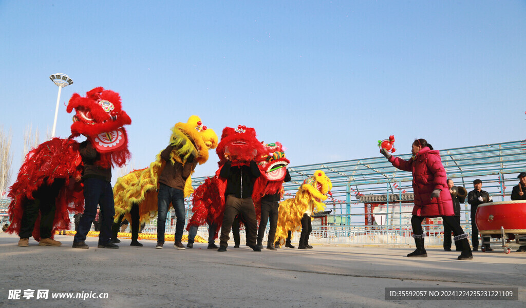 阿瓦提县民间艺人舞龙舞狮迎新年