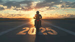 帅哥在2025跑道上骑摩托车