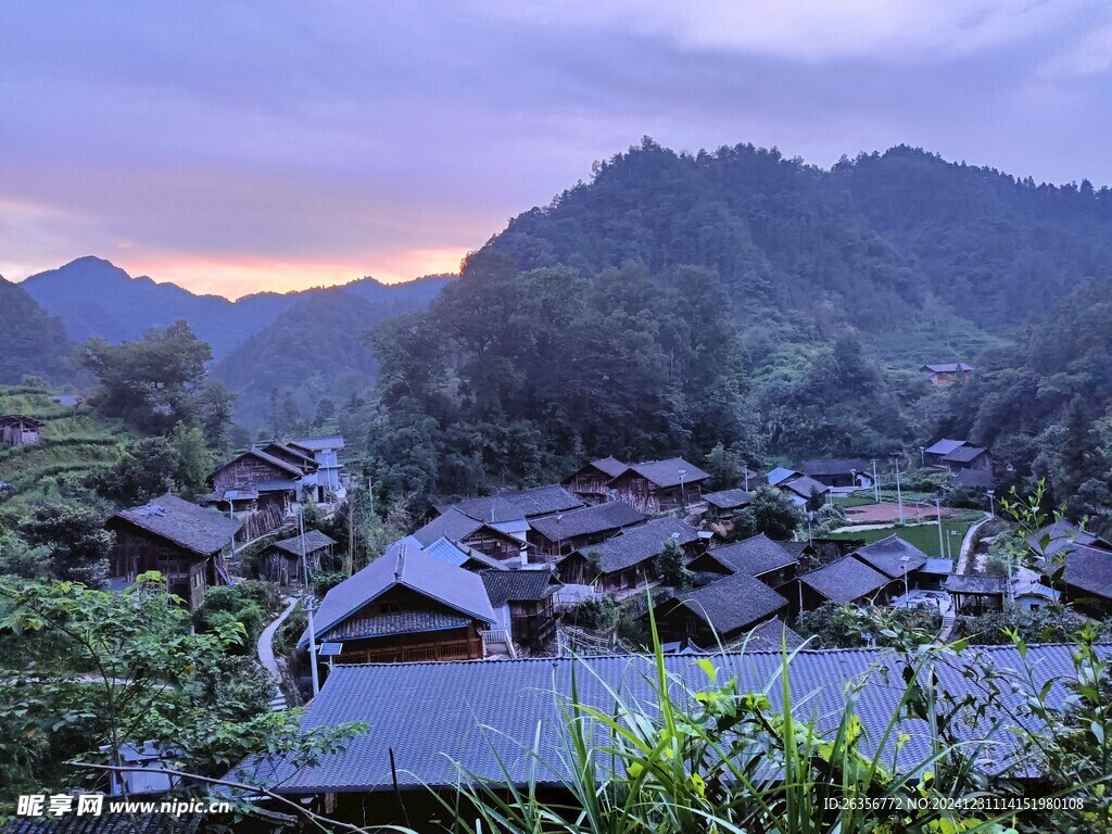 俯瞰山村风景秀丽图
