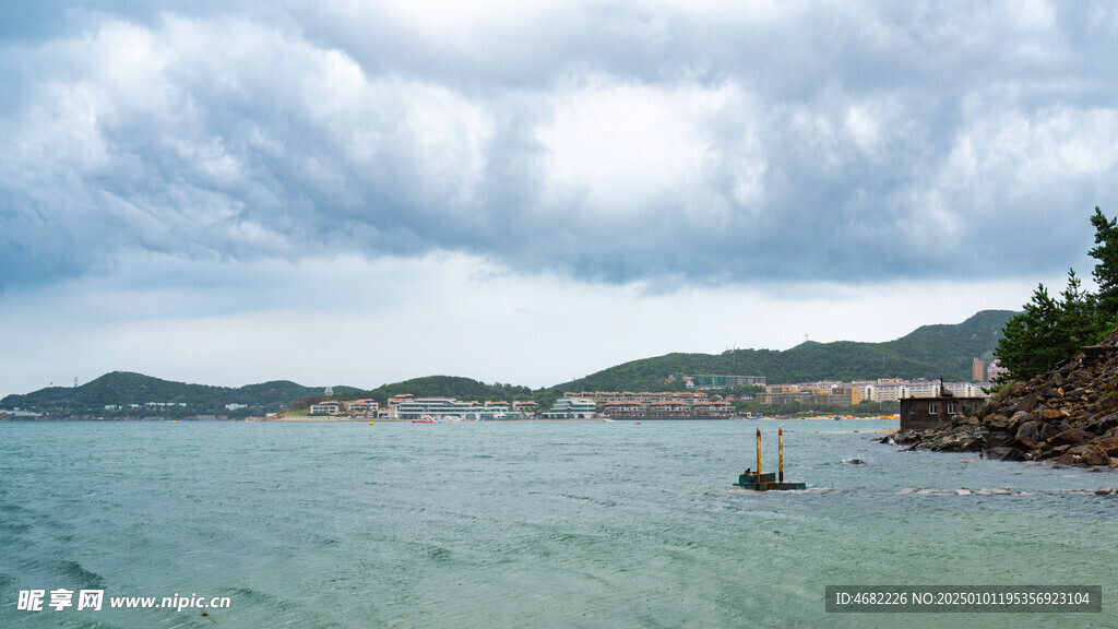 海湾废弃的十字架