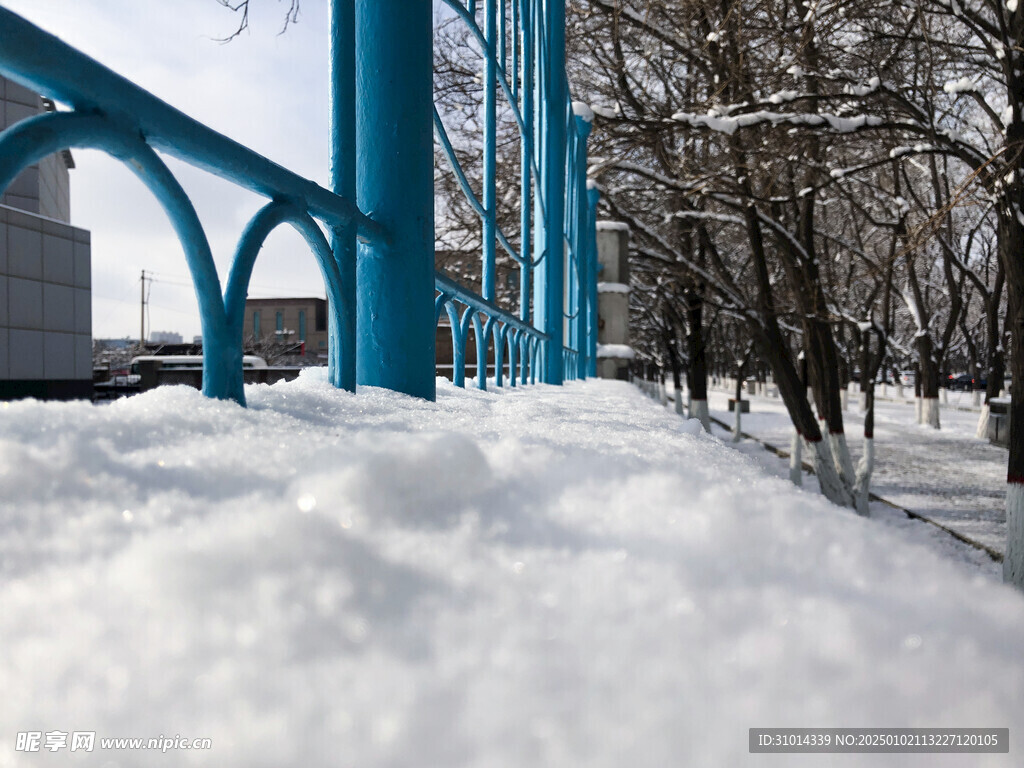 雪天雪景围墙上雪花