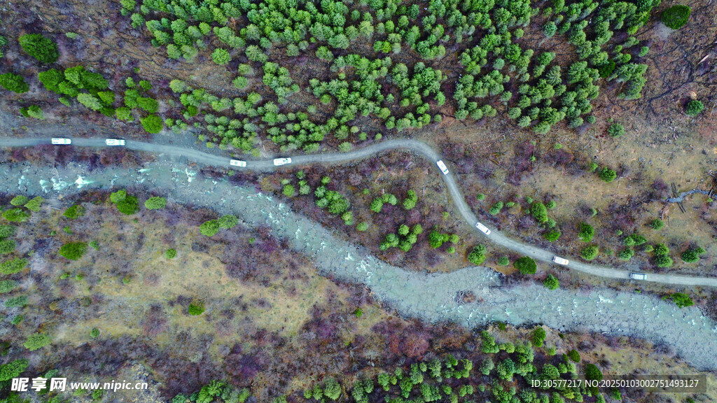 峡谷的一条路