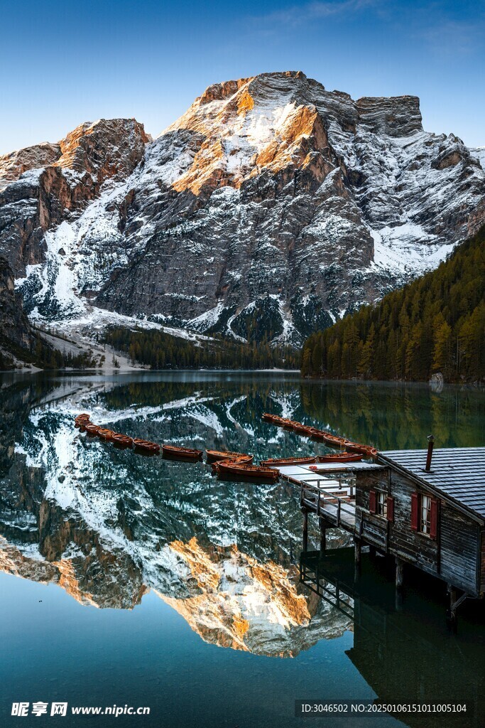 雪山下的湖水