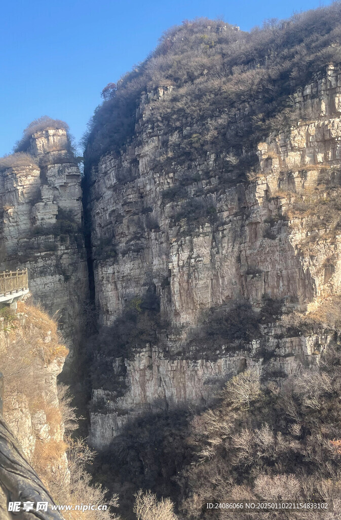 陡峭山峰