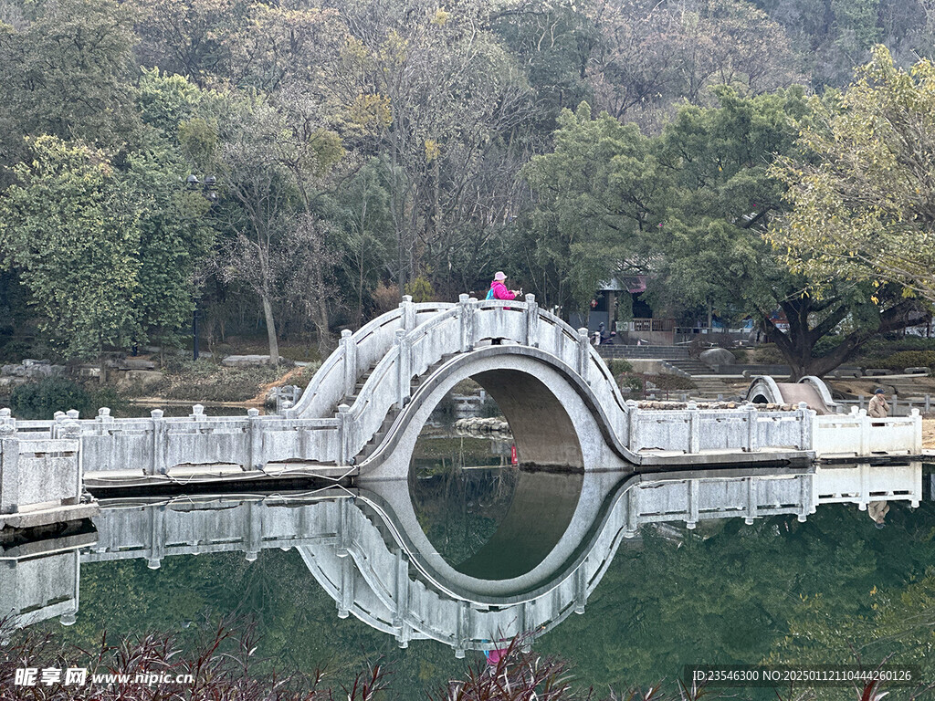 湖中圆形拱桥