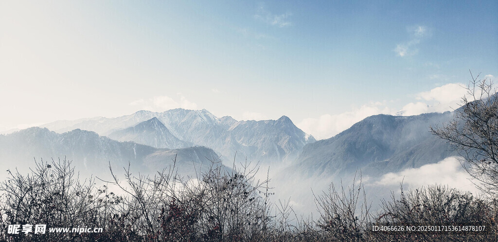 水墨远山背景