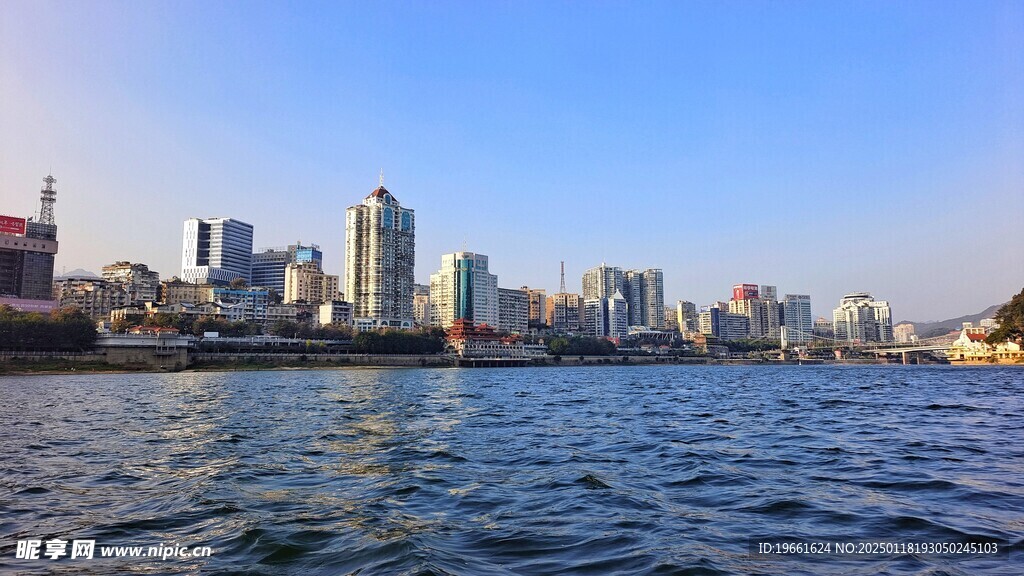 延平江景 蓝天 河面 城市