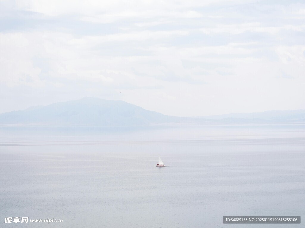 大海朦胧小船