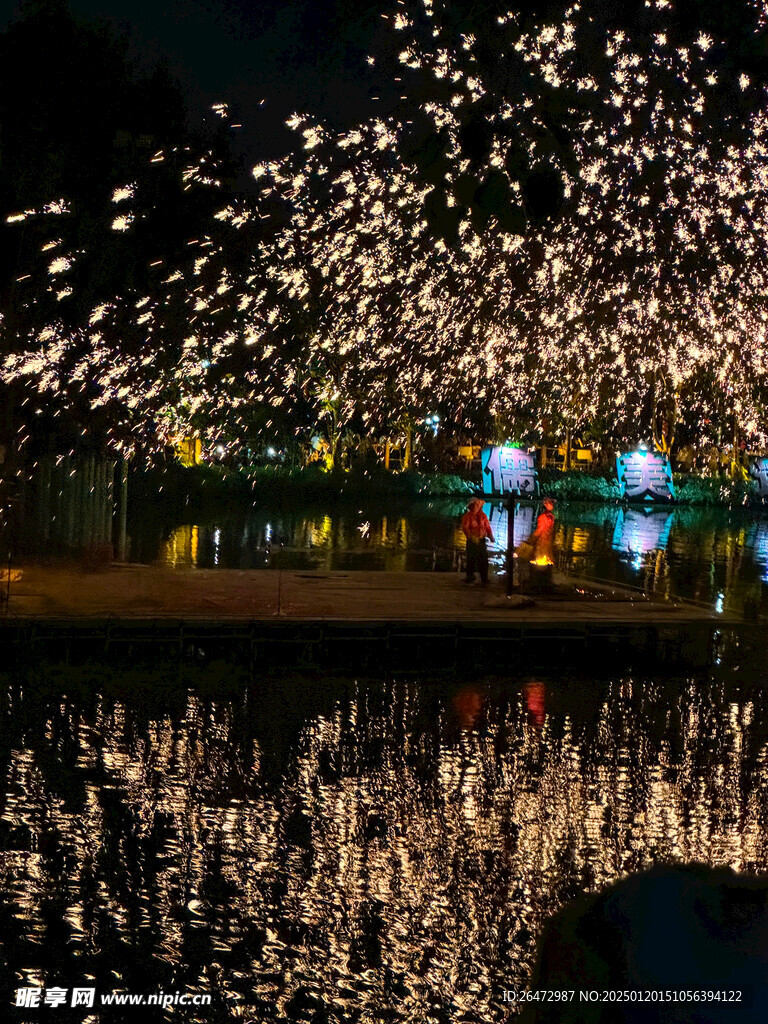 遂溪孔子文化城景区打铁花表演