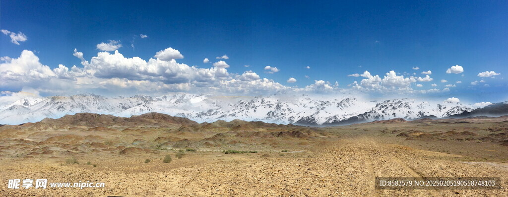 天山雪山戈壁滩