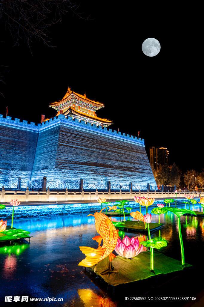 月夜中的古城墙彩灯绚烂