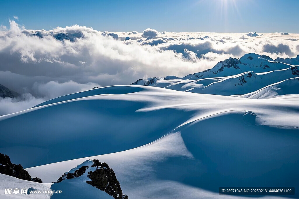 冬季大雪覆盖山峰