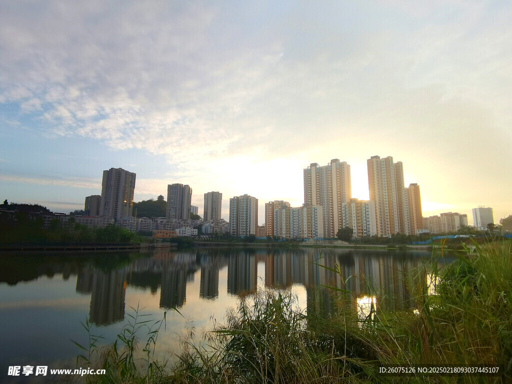 城市夕阳