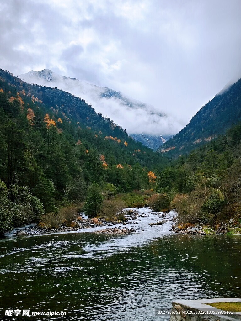 雪山下的湖泊