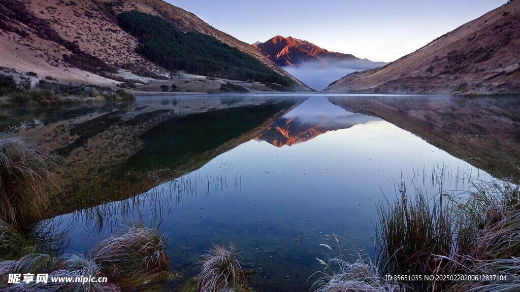 晨雾映山静湖