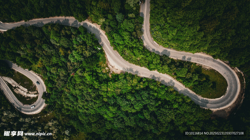 蜿蜒盘旋公路