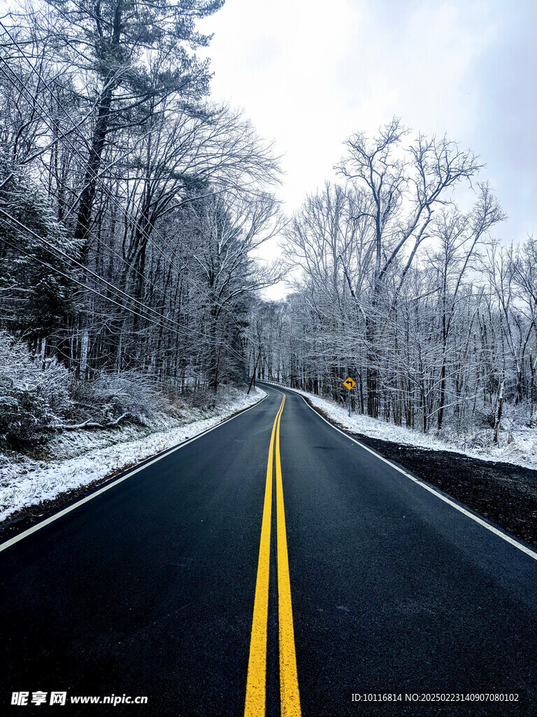 公路雪景
