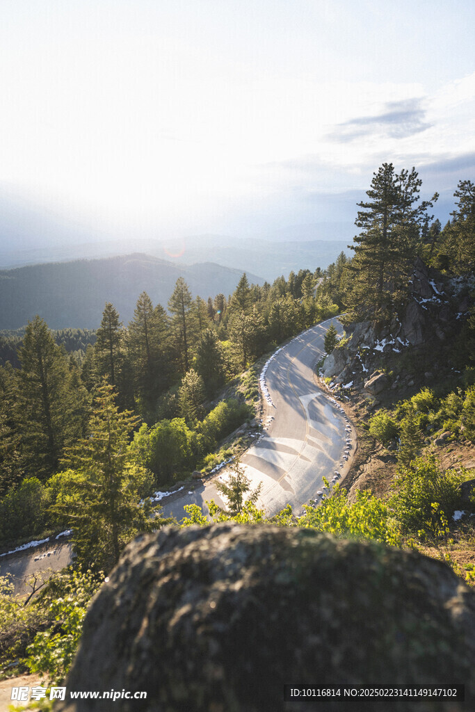 弯曲盘旋山路