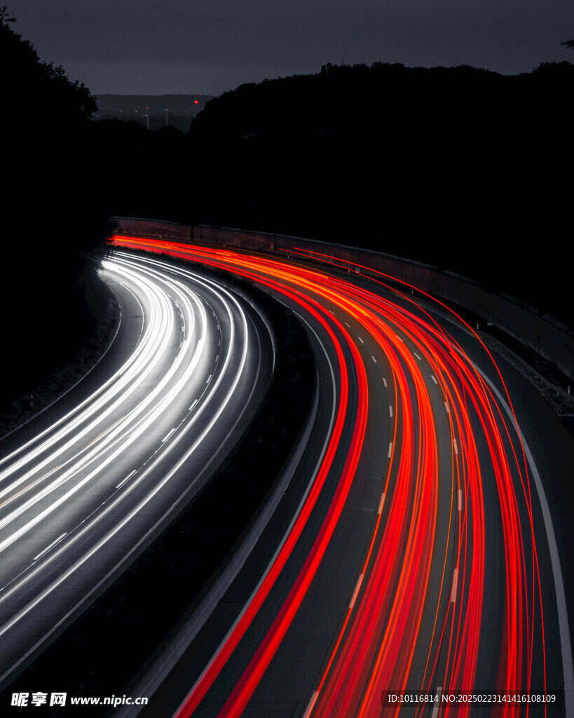 夜晚高速公路